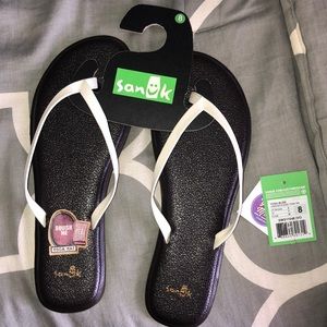 NWT Sanuk women’s flip flops